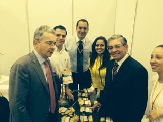 El expresidente Uribe recibe su acreditación para la I Convención Nacional UCD via @CeDemocratico